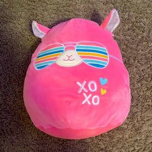Cute pink squish mallow! Very soft and bc and it’s a cute decoration pillow!